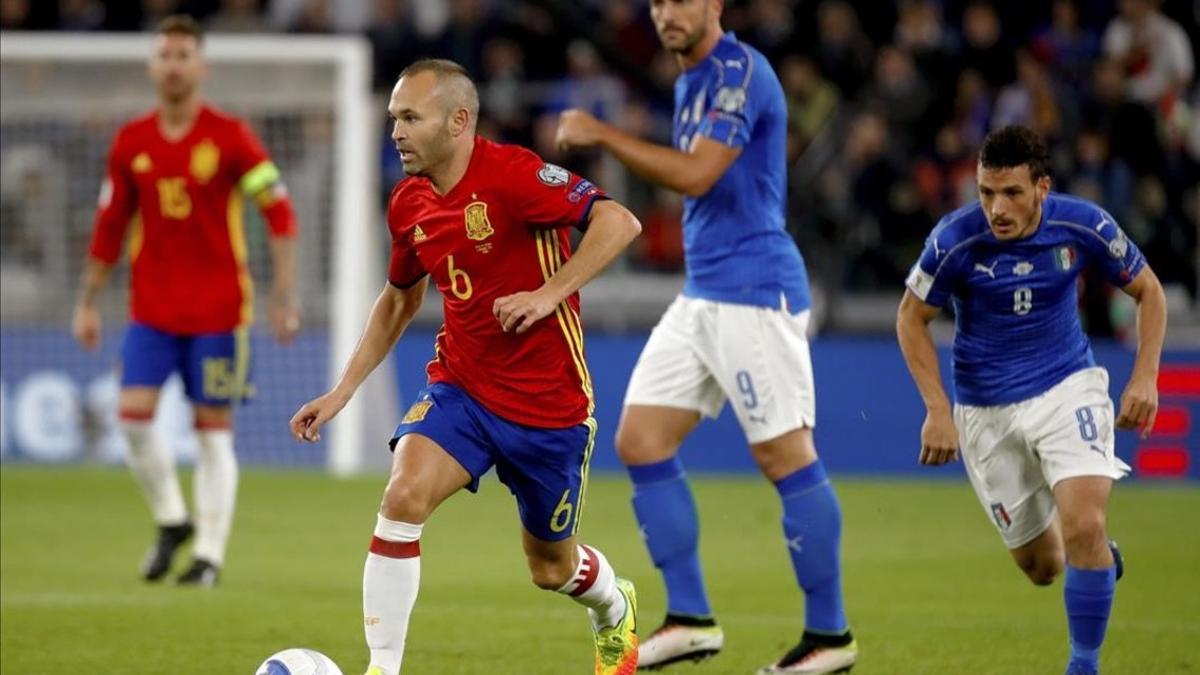 Iniesta se va de Florenzi durante el Italia-España jugado en el Juventus Stadium de Turín