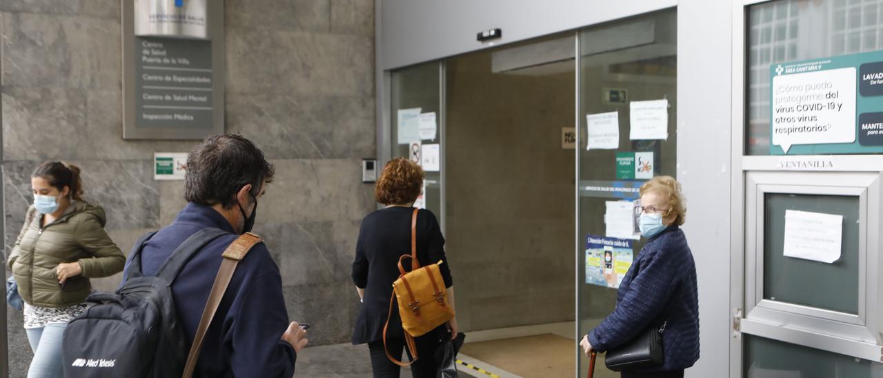 Entrada de un centro de Salud de Gijón.