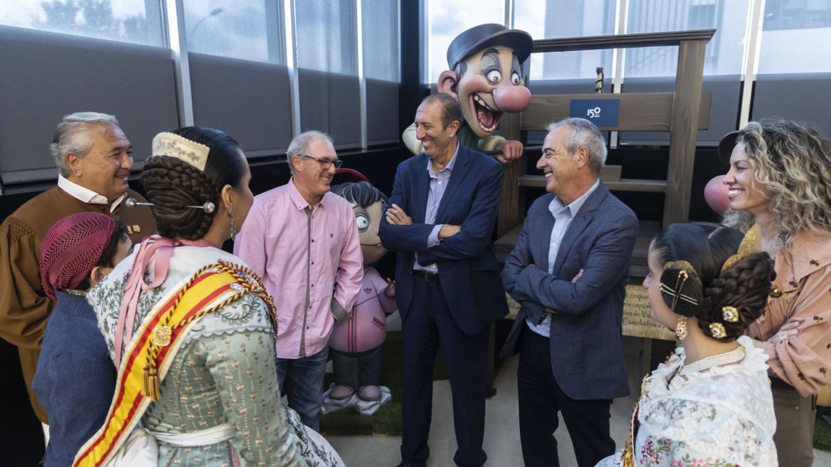 Los representantes de Prensa Ibérica y Duque de Gaeta conversan frente al ninot.