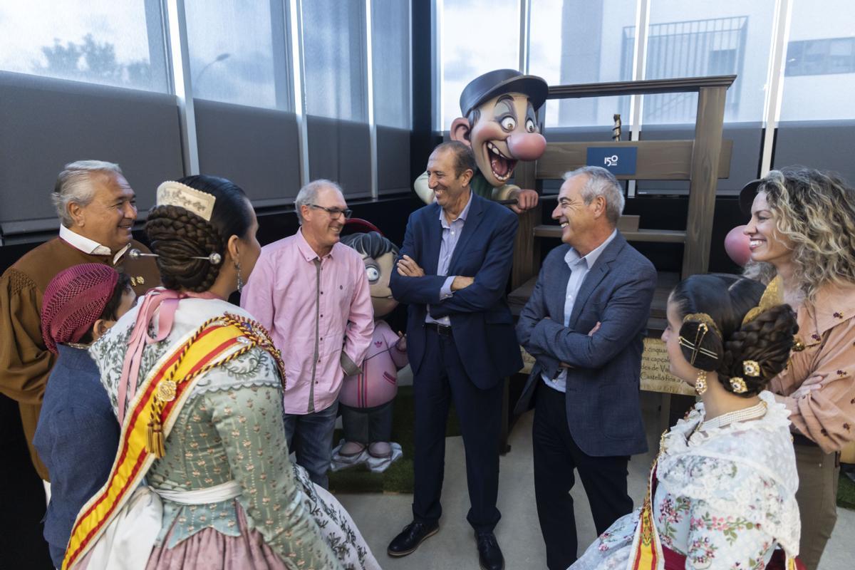 Los representantes de Prensa Ibérica y Duque de Gaeta conversan frente al ninot.