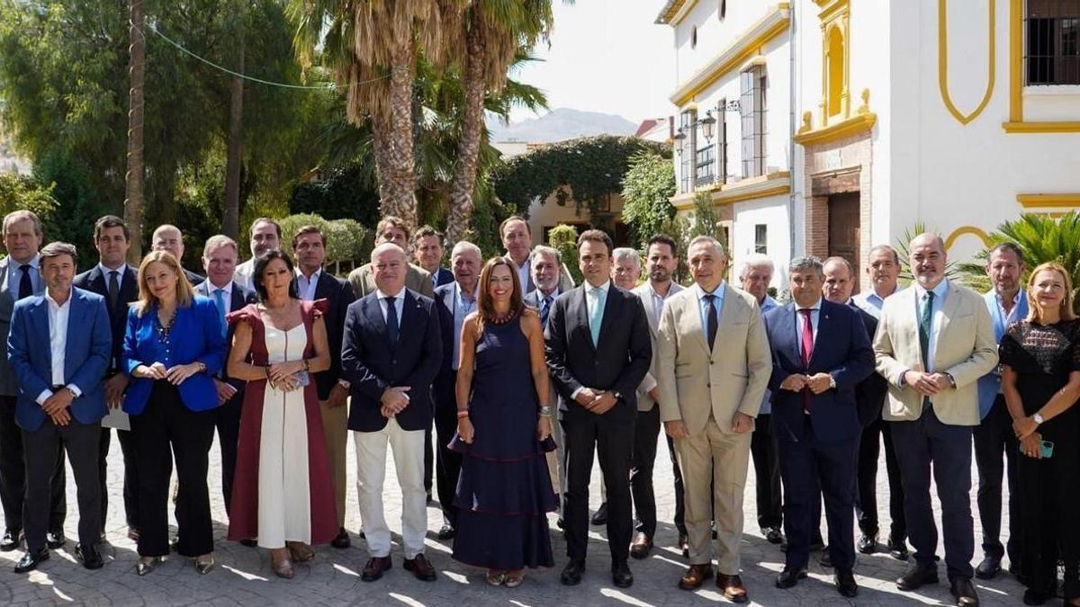 La consejera, Rocío Díaz, acompañada de su nuevo equipo directivo, se ha reunido con Fadeco Promotores en Antequera para abordar los retos en materia de vivienda.