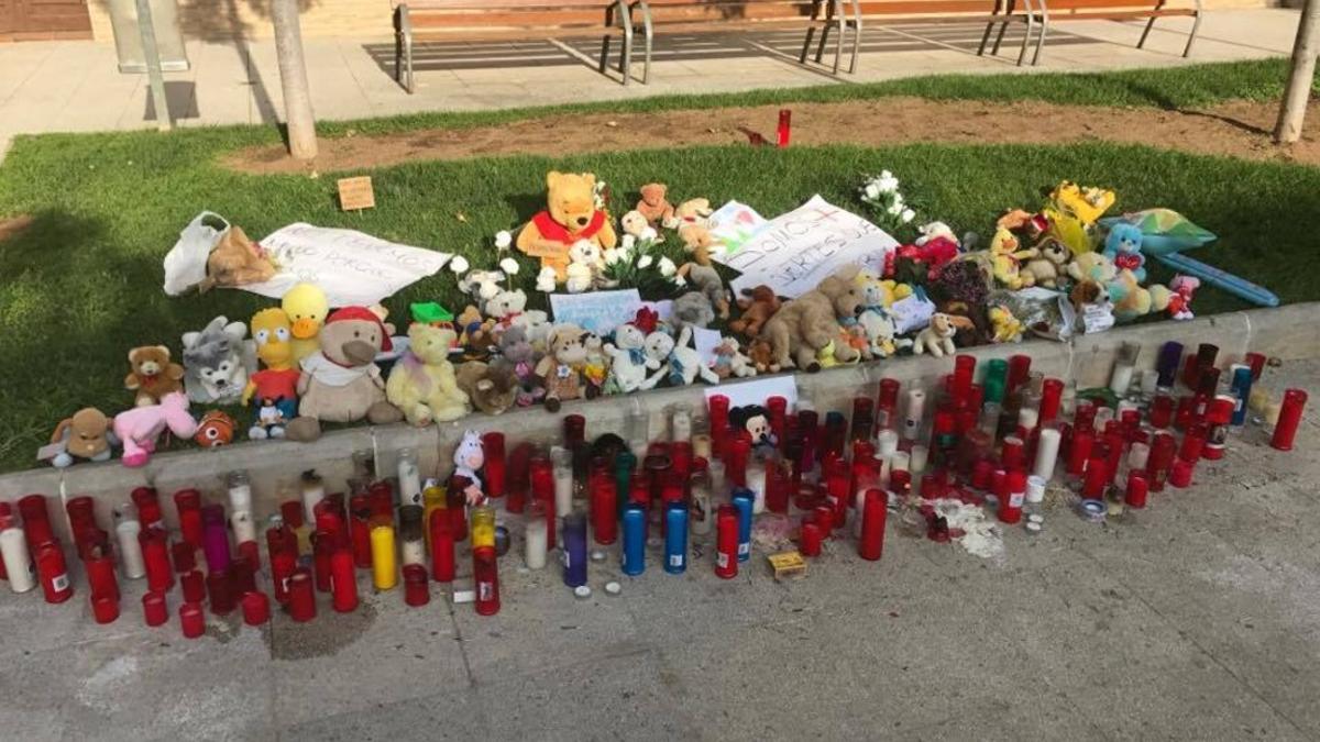 La plaza del Ayuntamiento de Rubí despide a Xavi con peluches.