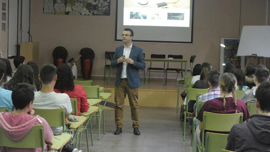 Alumnos do IES Díaz Pardo, do IES Sabón, do IES Afonso X O Sabio e do CIP Vicente Otero nunha charla. | víctor echave