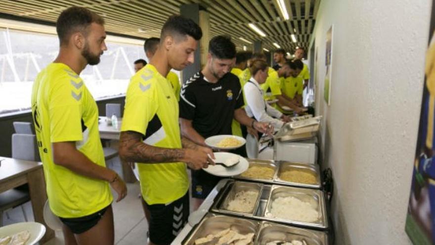 De izquierda a derecha: Deivid Rodríguez, Maikel Mesa y Benito del Valle en el comedor de Barranco Seco.