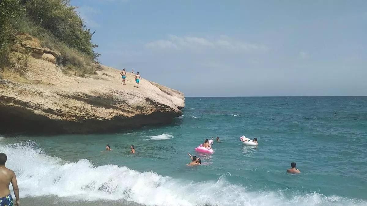 Esta es la cala escondida de Málaga considerada la más "salvaje" por su salto "de Tarzán"