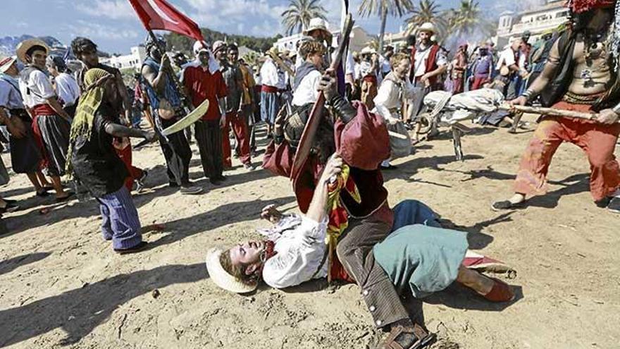 Escena de la batalla entre moros y cristianos en la playa de Can Repic, la semana pasada.