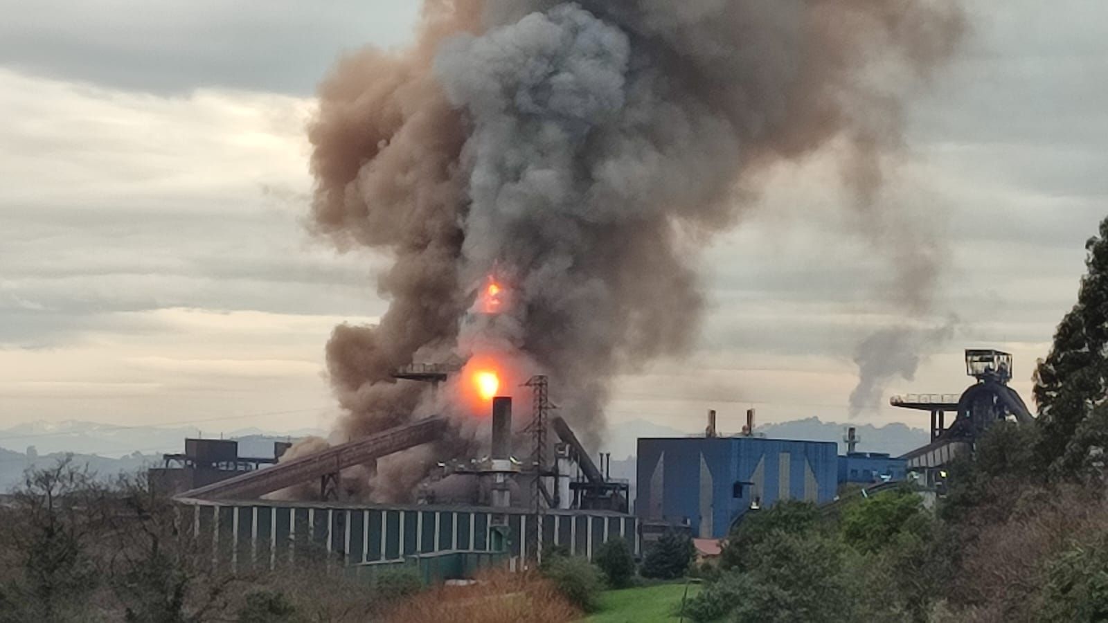 EN IMÁGENES: Un incendio obliga a evacuar el horno alto A de Arcelor en Gijón