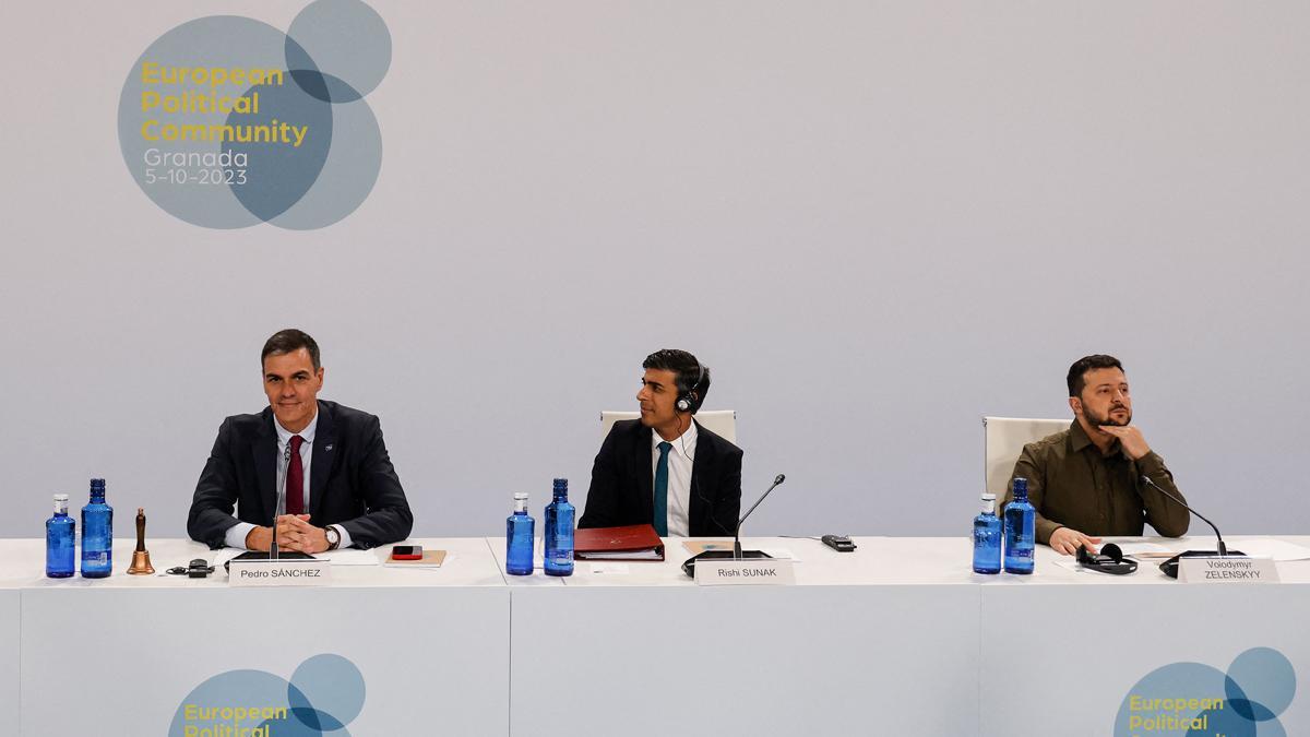 El presidente español, Pedro Sánchez; el primer ministro británico, Rishi Sunak; y el presidente de Ucrania, Volodímir Zelenski, en la cumbre de Granadayr Zelensky take part in a plenary session of the European Political Community summit at the Palacio de Congreso in Granada, s