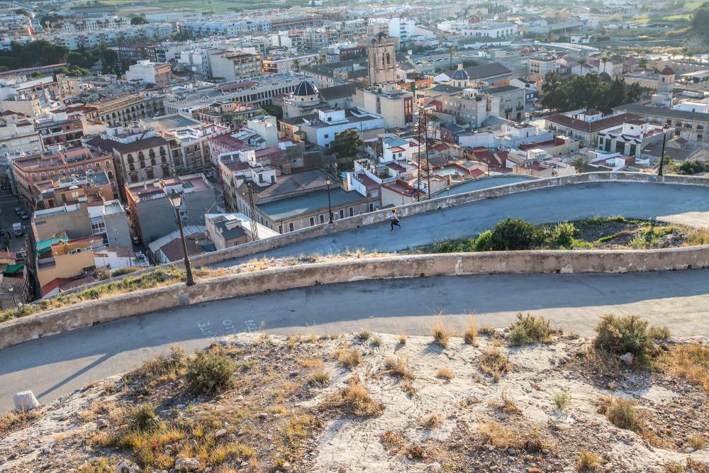 El proyecto contempla la limpieza de la explanada, la ubicación de jardineras, un banco rústico con grada, vegetación autóctona con riego por goteo y un vallado de seguridad sobre el actual murete per