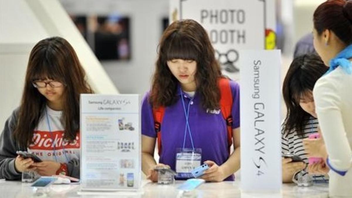 Estand de Samsung con el Galaxy S4 en la feria IT Show de Seúl, la semana pasada.