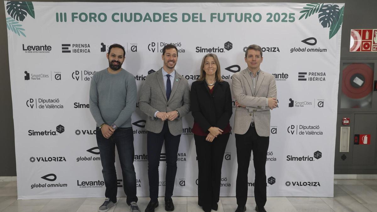 Integrants de la primera taula del Fòrum Ciutats del Futur