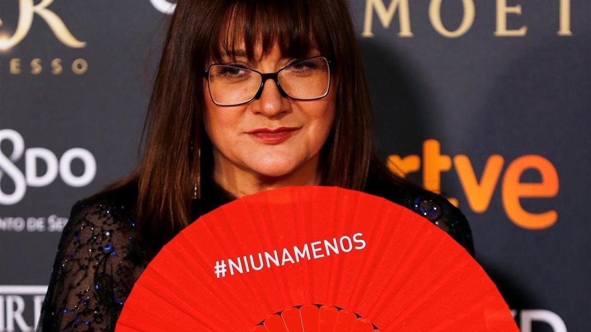 Isabel Coixet muestra un abanico rojo con el lema #Niunamenos.
