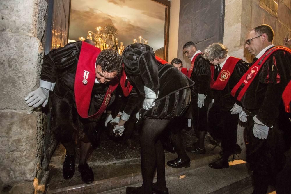 El numeroso cortejo de damas de mantilla caracteriza a esta hermandad