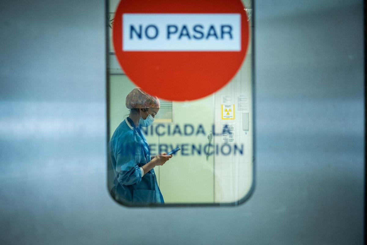 Una sanitaria en una habitación del Hospital de La Candelaria.
