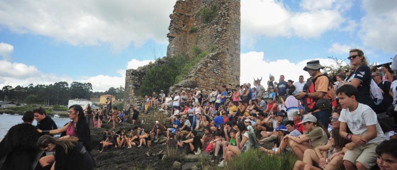 Una de las Torres de Oeste durante la celebración de la Romaría Vikinga. |   //  IÑAKI ABELLA