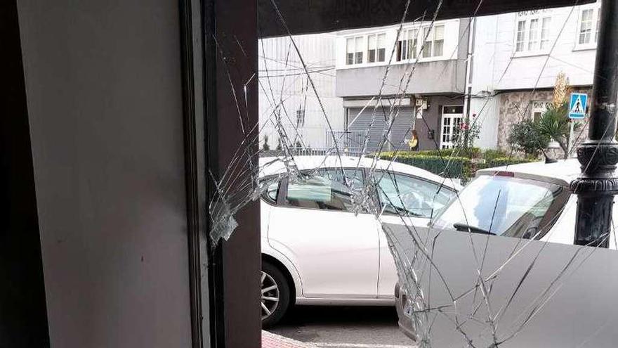 Cristal roto de un bar de Meicende tras sufrir un asalto.