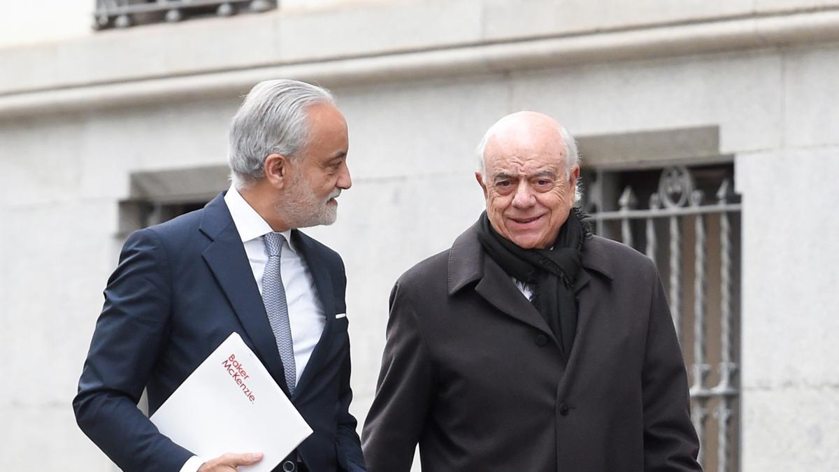 Archivo - El expresidente del BBVA Francisco González (d) y su abogado, Jesús Santos llegan a la sede de la Audiencia Nacional
