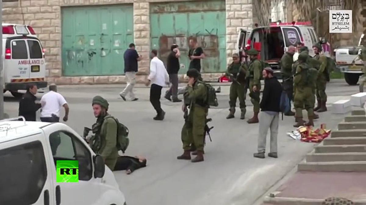 Un soldado israelí mata de un disparo en la cabeza a un palestino herido. Imágenes de marzo del 2016.