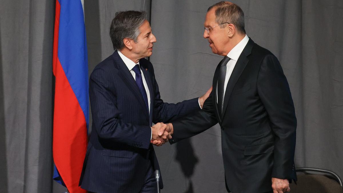 El ministro de Exteriores ruso, Sergéi Lavrov, y el secretario de Estado de EEUU, Antony Blinken, durante su encuentro este jueves en Estocolmo.