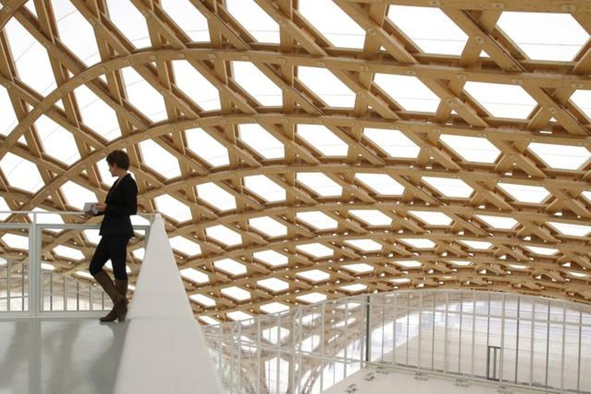 L’edifici compta amb una enorme nau de 25 metres d’altura que permet exposar obres de gran format. A més, també disposa d’un restaurant, un auditori i un espai per a espectacles en directe. S’espera que el centre rebi uns 200.000 visitants l’any.