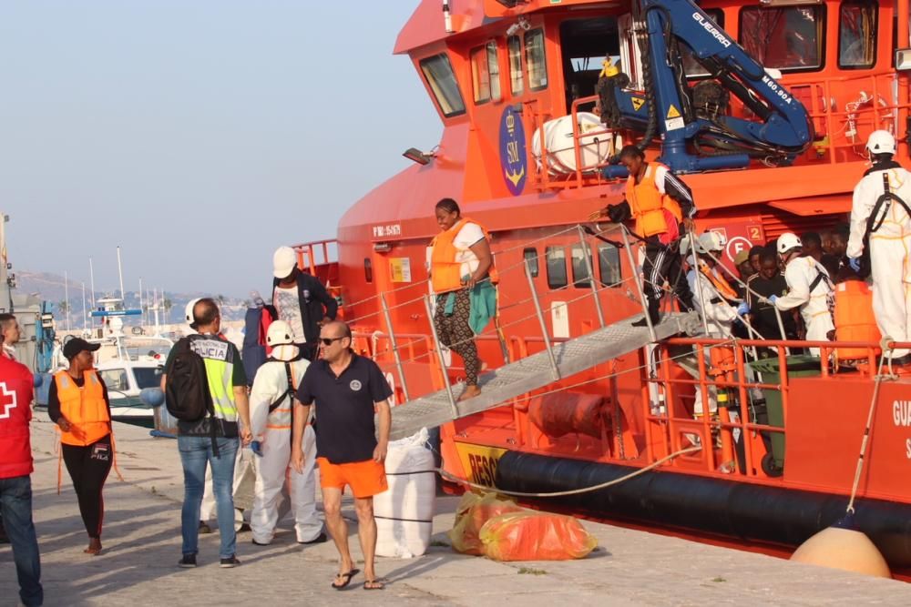 Llegan al puerto de Málaga 180 personas rescatadas de tres pateras