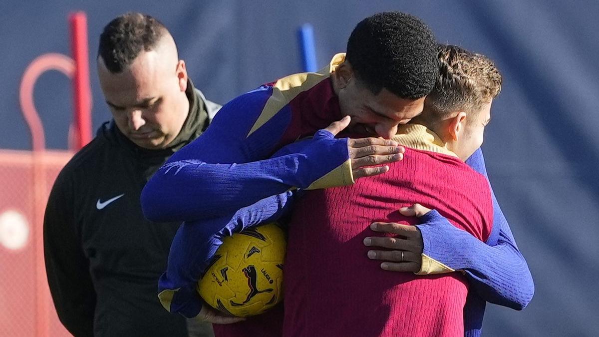 Araujo abraza a Fermín en el entrenamiento de este viernes.