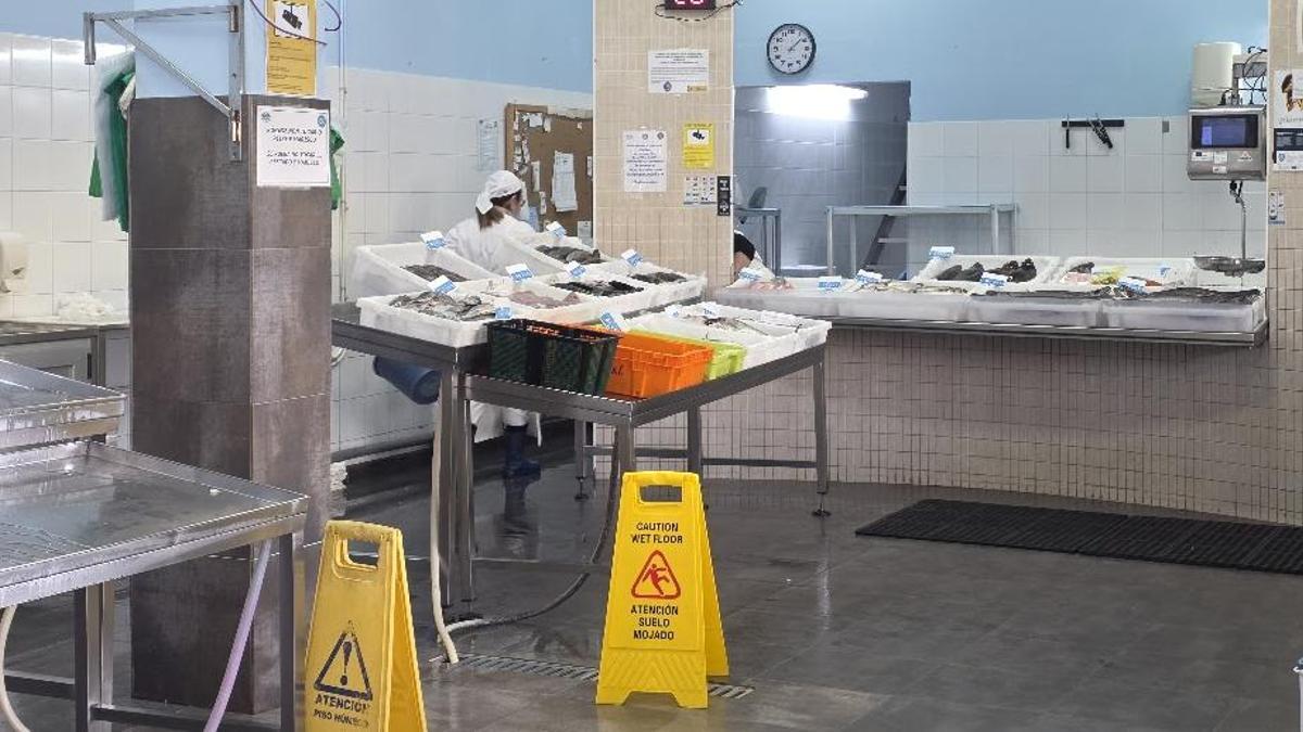 La pescadería de la cofradía de pescadores, en el edificio de la lonja.