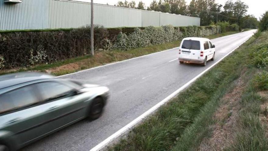 Dos vehicles circulen per la carretera GI-633, al seu pas per Cervià de Ter; la calçada, passarà de tenir sis a nou metres d&#039;amplada.