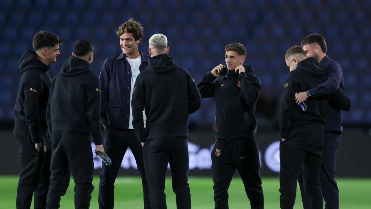 Marcos Alonso saludó a sus ex compañeros del en los prolegómenos del Celta - Barça de La Liga 2024/25