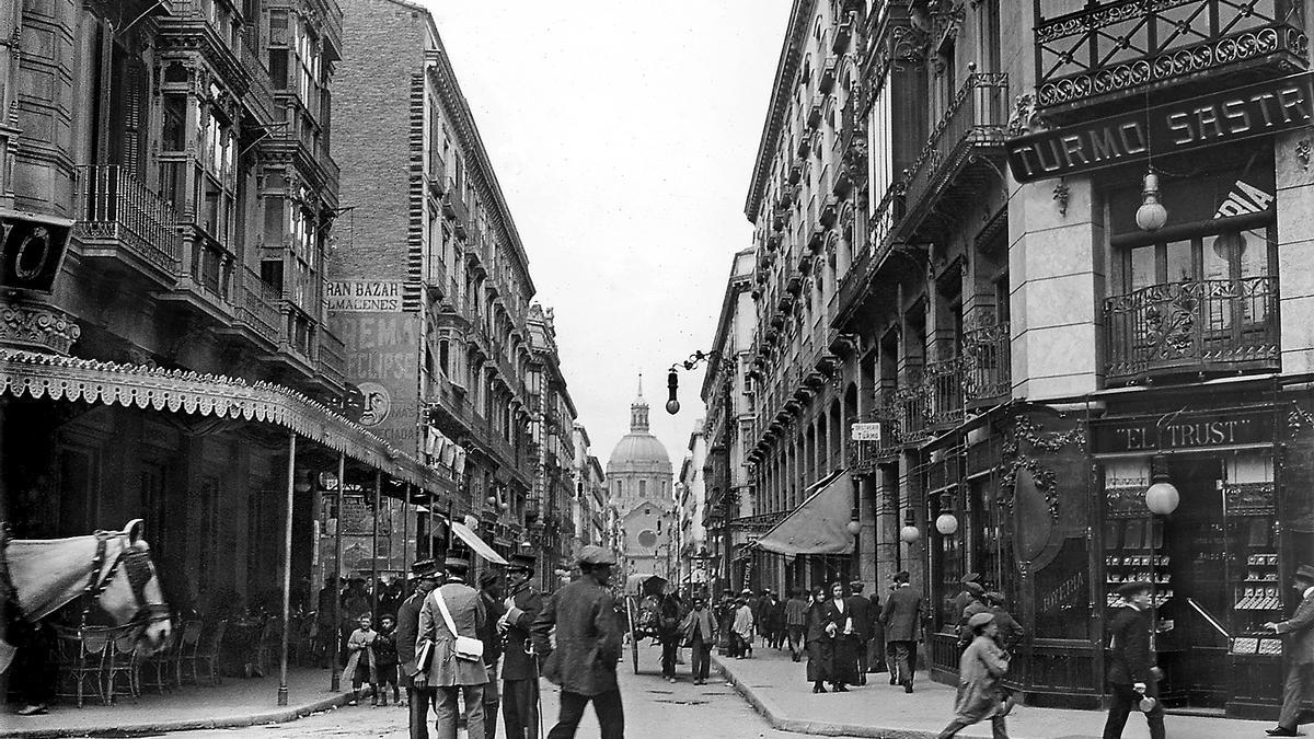 Desde el tramo alto del Coso, una vista del animado arranque de la calle de Alfonso I flanqueado a la izquierda por la marquesina del Café Moderno en 1913