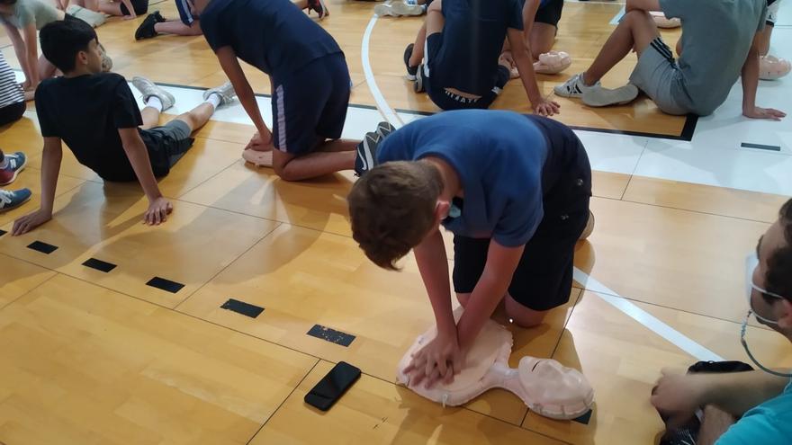 Mil escolares de Mallorca aprenden a salvar vidas al ritmo de la canción &#039;Stayin Alive&#039; de Bee Gees