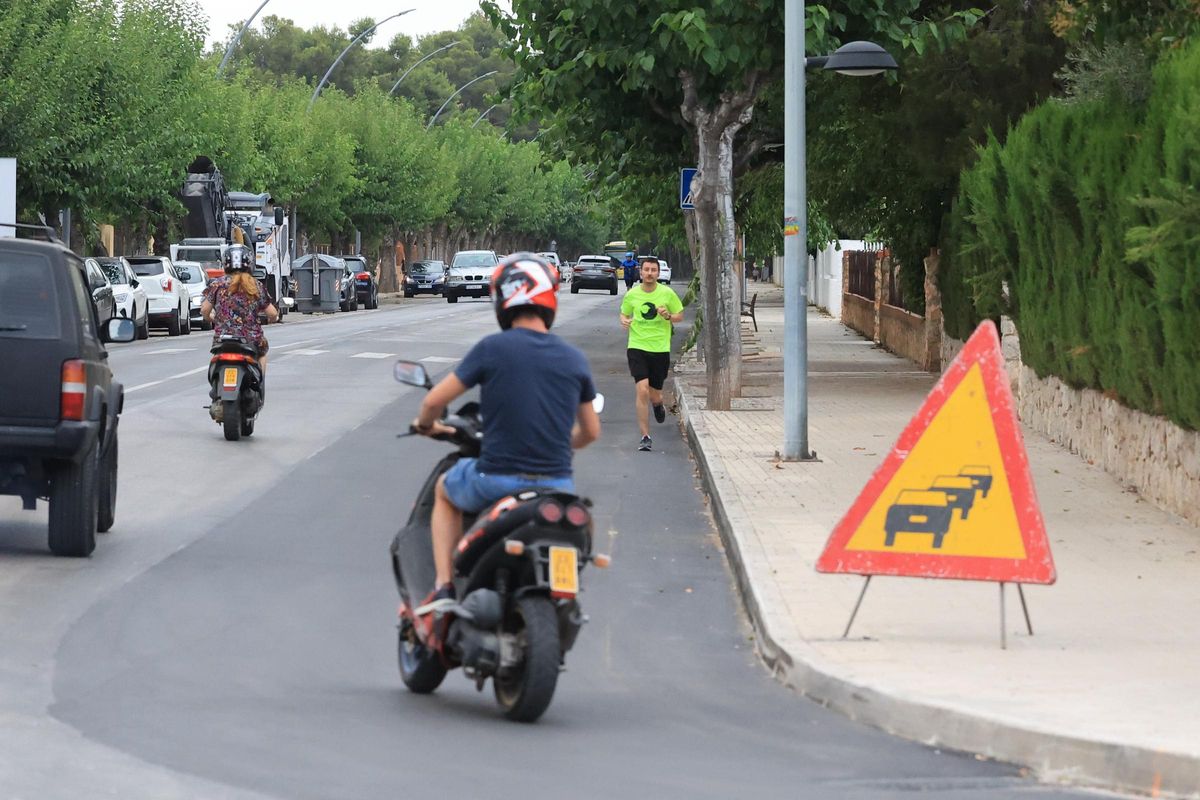 Iberdrola ya ha arreglado y repavimentado buena parte del firme que tuvo que levantar en la calle Ermita.