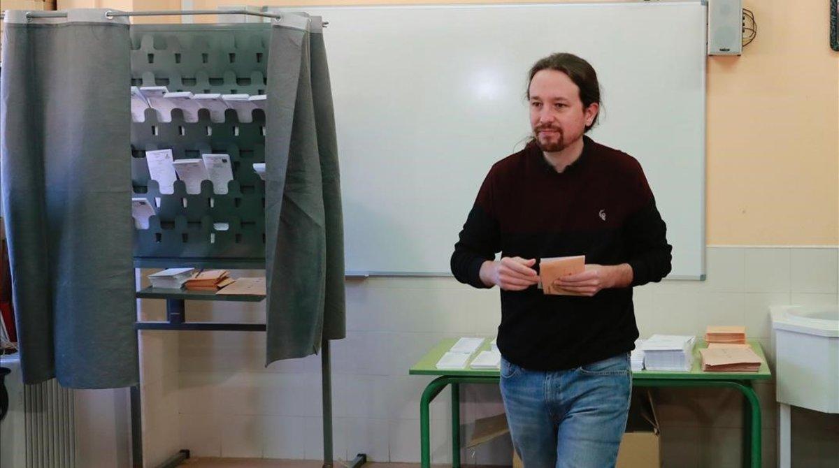 Elecciones. Pablo Iglesias vota en un colegio de Galapagar.