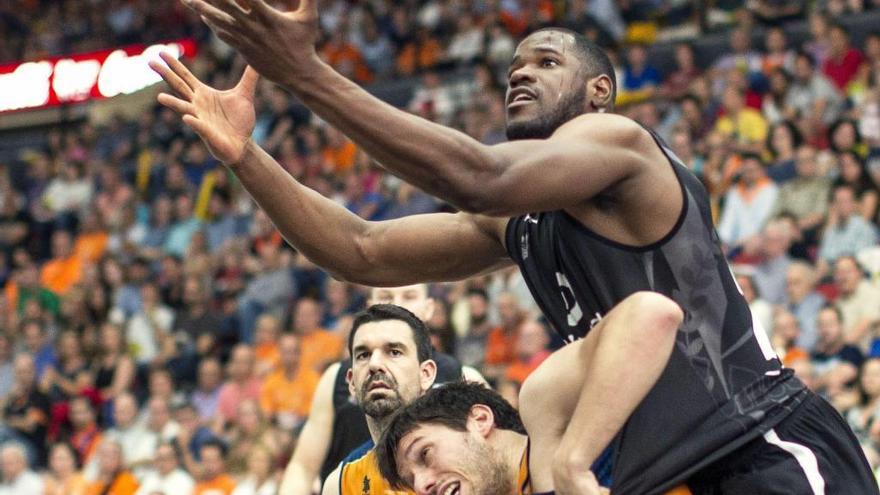 Williams, en su etapa en Bilbao en un partido en la Fonteta.