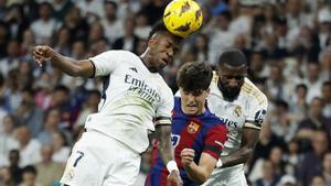 Vinicius, ante Cubarsí y Rüdiger en el clásico.