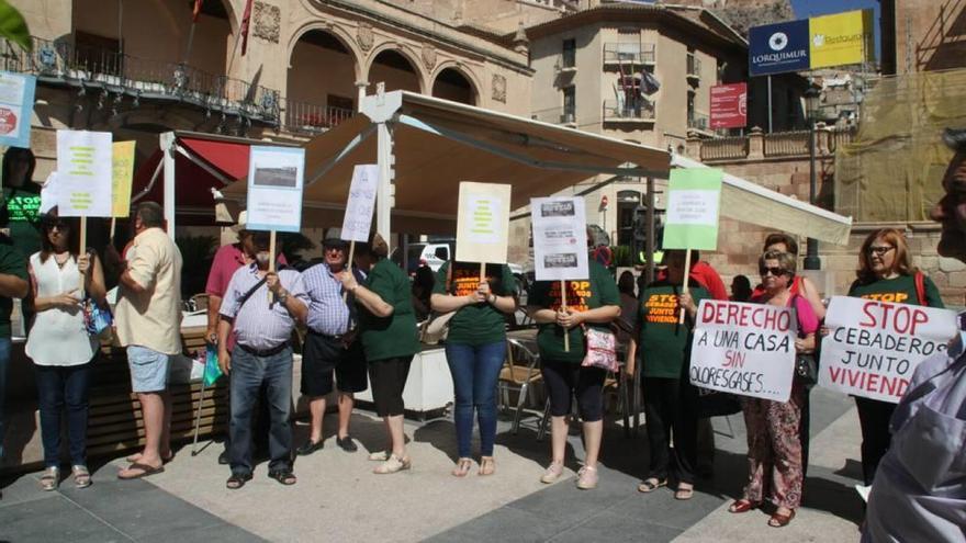 Afectados por los cebaderos de porcino en la huerta llevan su protesta a las calles