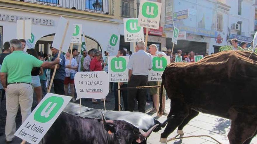 Un centenar de ganaderos exige a la Junta medidas contra la tuberculosis bovina