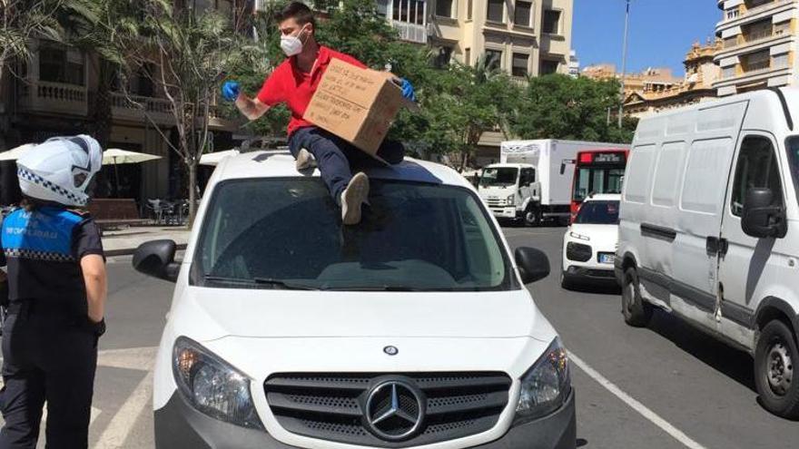 Un repartidor protesta por no cobrar el ERTE parando en mitad de Luceros