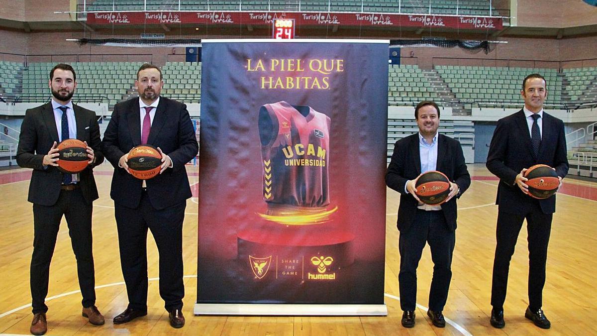Presentación ayer de la nueva camiseta del UCAM Murcia en el Palacio de los Deportes.  | PRENSA UCAM CB