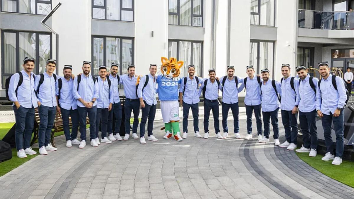 La selección española, con la mascota del Mundial