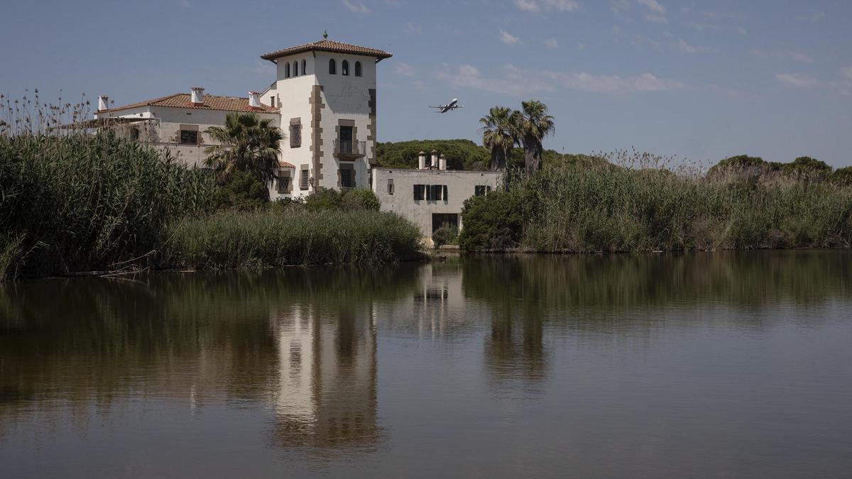 El estanque de La Ricarda, con una de las casas que la familia Bertrand posee en la finca