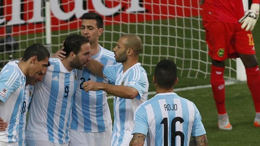 Los jugadores argentinos celebran el gol de Higuain ante Jamaica.