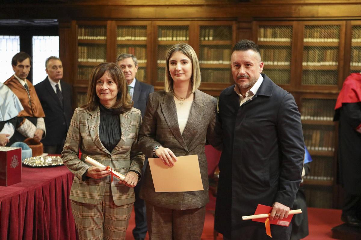 Premio Fin de Grado en Relaciones Laborales y Recursos Humanos “Carlos Hidalgo Schumann” patrocinado por el Ilustre Colegio Oficial de Graduados Sociales y la Unión General de Trabajadores, concedido a Doña Ana Solís Questiaux. Hacen entrega del premio Doña Beatriz María Coto Santos y Don Javier Fernández Lanero.