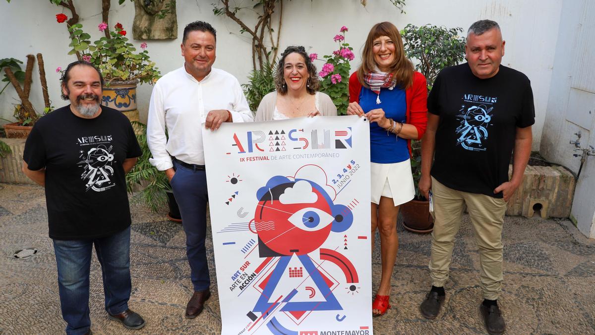 Autoridades, organizadores y artistas, tras la presentación del festival ArtSur.