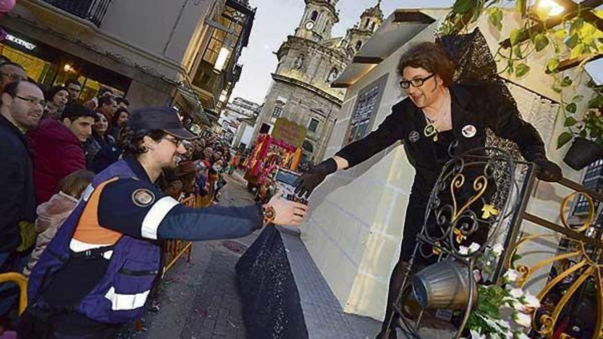 Una carroza pasa por la Praza da Peregrina en un desfile de carnaval anterior.  // Gustavo Santos