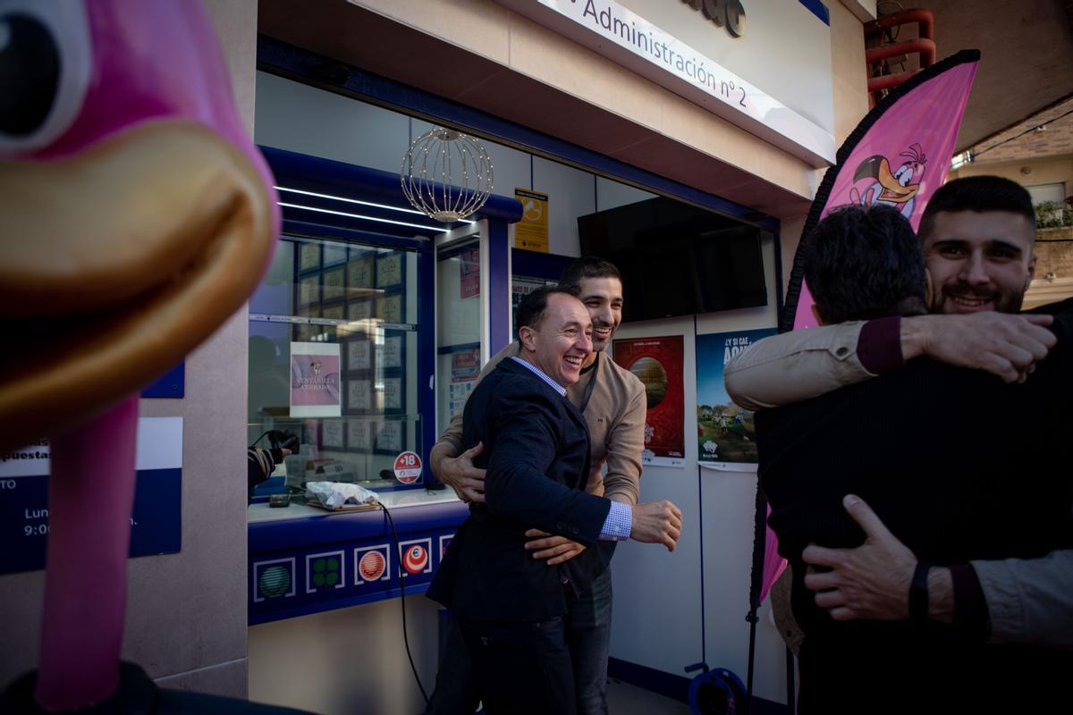 Así han celebrado repartir el Gordo en el Perolo