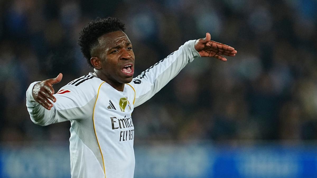 Vinicius protesta una jugada ante el Alavés