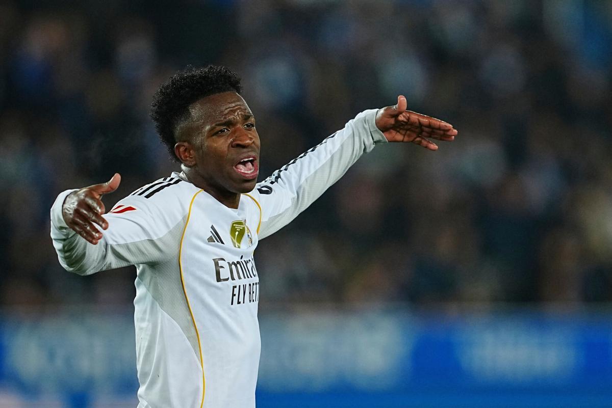 Vinicius protesta una jugada ante el Alavés