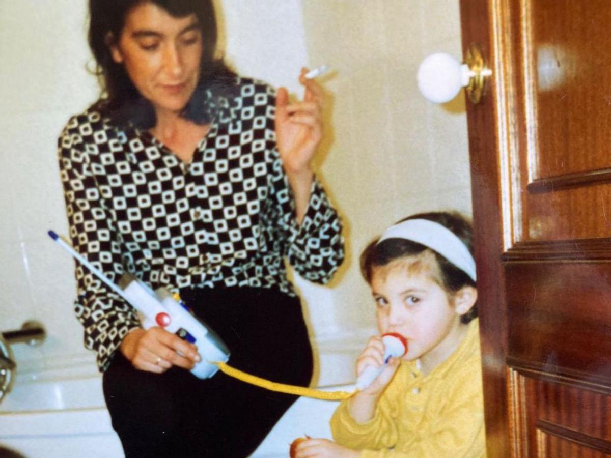 Paula Herrero cantandocon su madre en unade sus primeras fotosde la infancia.   | // CEDIDA