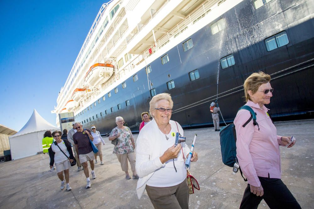 Un crucero con 729 pasajeros atraca en PortCastelló